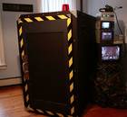 Un jugador se crea una cabina para jugar a Steel Battalion