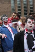 Más de 50 zombis conmemoran Resident Evil en Londres