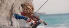 La violinista Lindsey Stirling interpreta el tema principal de RiME