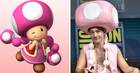 El actor Ezra Miller se disfraza de Toadette en la Comic-Con de San Diego