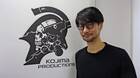 Hideo Kojima con el logo de Kojima Productions, estudio que celebra su quinto aniversario.