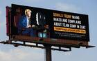 Una pancarta publicitaria compara a Trump con un mal jugador de Overwatch