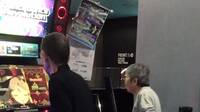 Dos ancianos japoneses muestran sus habilidades en Dance Dance Revolution
