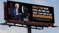 Una pancarta publicitaria compara a Trump con un mal jugador de Overwatch