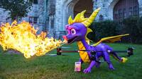 El dron de Spyro sigue volando hasta llegar al rapero Snoop Dogg