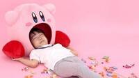 Échate la siesta cómodamente siendo devorado por esta almohada de Kirby