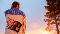 Microsoft bromea con un jersey de Navidad con diseño de Windows 95