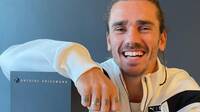 Griezmann, jugador del F.C. Barcelona, recibe una Xbox Series X personalizada