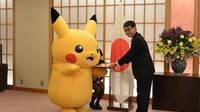 El ministro de Asuntos Exteriores de Japón 'se reúne' con Pikachu