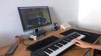 Un jugador toca el piano de Overwatch con un piano real