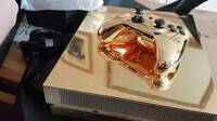 As� es la Xbox One X de oro de 24 quilates que sorte� Microsoft