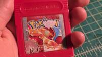 Arregla un cartucho de Pokémon Rojo destrozado