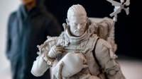 Kojima muestra una figura de Sam, protagonista de Death Stranding