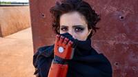 Una artista de TikTok recibe el brazo protésico tematizado de Metal Gear Solid