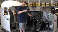 Encuentra un simulador de vuelo destruido y decide reconvertirlo en un PC gaming: 'Esto es increble'