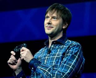 Mark Cerny presenta el DualShock 4, la �nica pieza f�sica de PS4 mostrada durante el Meeting 2013.