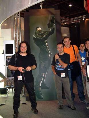 De izquierda a derecha:Emilio Serrano y Alberto Moreno (Grihan) posan en el estand de Phantagram en la feria britnica ECTS de 2001.