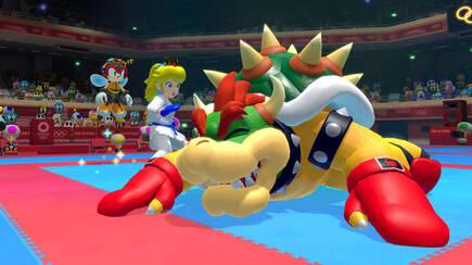 Peach sabe defenderse de las garras de Bowser, as� que suponemos que se deja raptar en los otros juegos.