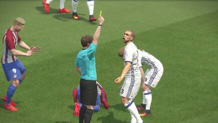 Pepe se muestra incr�dulo al recibir la tarjeta amarilla, tras casi partirle la pierna a un jugador del Atleti.