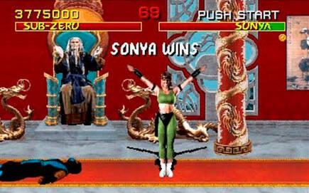 Shang Tsung hace de jefe final, pero podemos verle supervisando el torneo en un par de escenarios. Su dise�o se inspira en los t�picos brujos chinos en las pel�culas de acci�n, como Lo Pan de Golpe en la Peque�a China.
