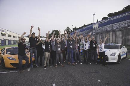 El equipo del juego en el aut�dromo Vallelunga, justo bajo su oficina.