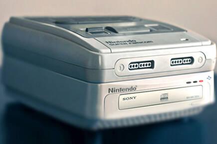 Un fotomontaje imaginando c�mo podr�a haber sido el SNES CD, bas�ndose en el dise�o de un arte conceptual, basado a su vez en otro �add-on�, el Satellaview.