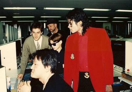 A principios de los 90 Cerny ya ten�a experiencia en la industria. En es imagen aparece mostrando las oficinas de Sega a Michael Jackson.
