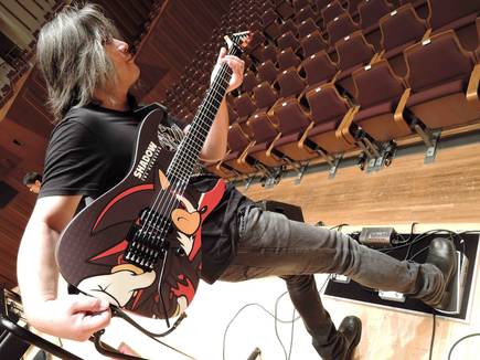 Jun Senoue con su ESP Signature Shadow-II de 'Shadow the Hedgehog'.