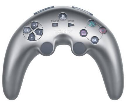 El mando con el que se present� PlayStation 3. A pesar de su forma extra�a, nunca sabremos si habr�a sido un buen mando.