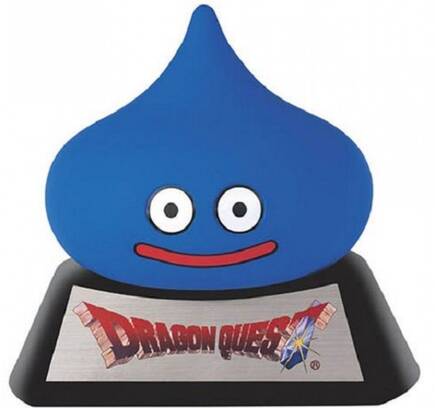 Para celebrar el lanzamiento de DQVIII en PS2, Hori lanz� un mando con la forma de Slime. Tan hermoso como inc�modo a la hora de jugar.