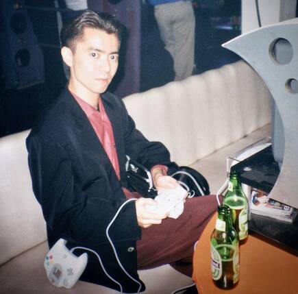 Hideki Naganuma en sus a�os m�s frescos, jugando a la Dreamcast en el E3.