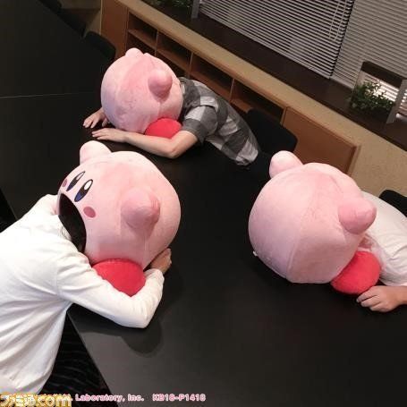 Échate la siesta cómodamente siendo devorado por esta almohada de Kirby Imagen 3