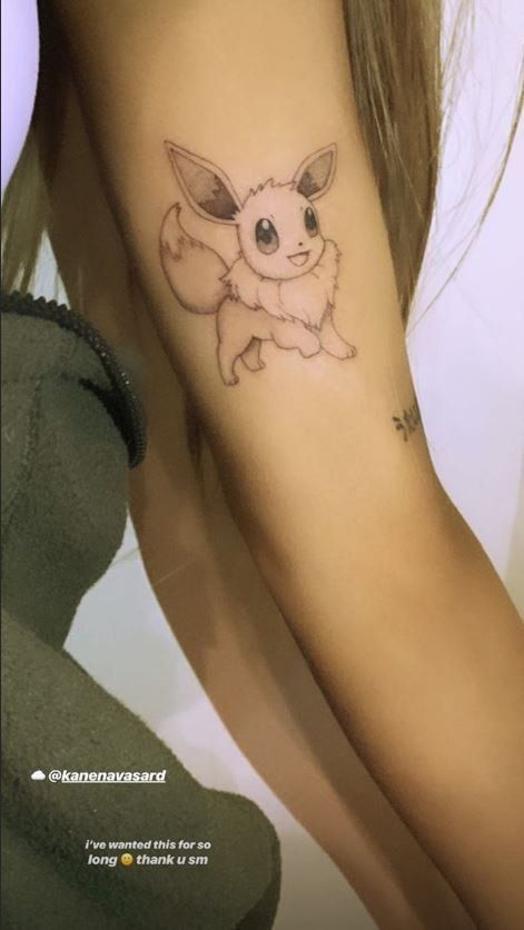 Ariana Grande se tatua a Eevee en un brazo y se declara fan de PokÃ©mon Imagen 2
