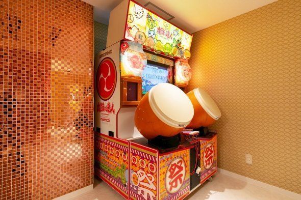 Jugar desnudo a Dance Dance Revolution? En este hotel de Japn puedes Imagen 3