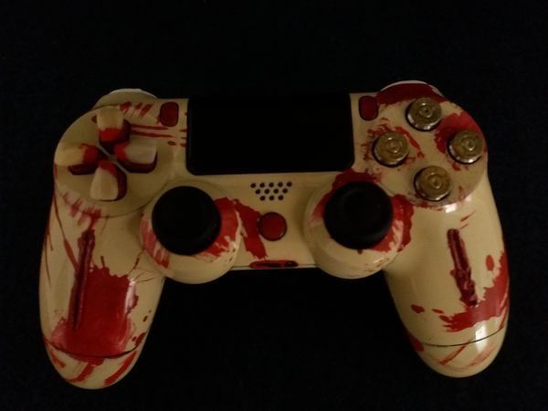 Un fan decora un mando DualShock 4 basndose en Resident Evil 7 Imagen 2