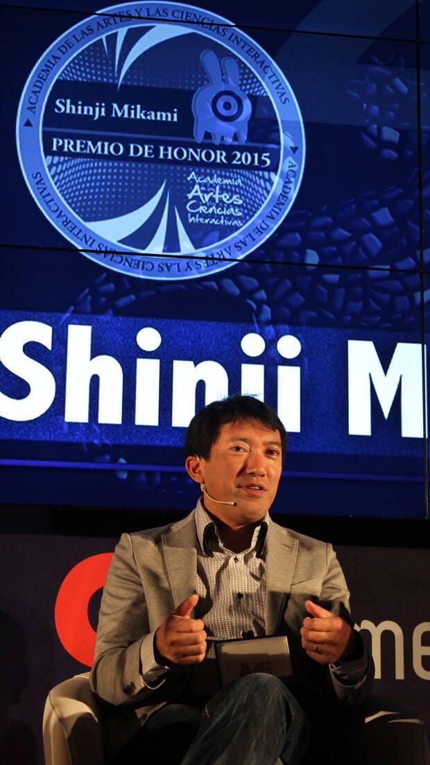 Mikami en el Gamelab, recogiendo su premio.