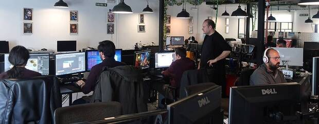 Serrano, de pie, durante el desarrollo de The Invisible Hours en Tequila Works.