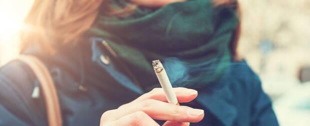 C�mo afecta negativamente fumar tabaco en las gargantas de las mujeres