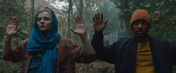 Chloë Grace Moretz y Algee Smith en Mother / Android