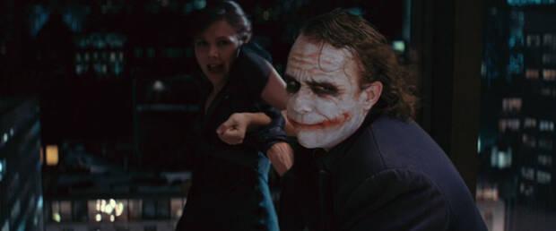 El Joker tirando a Rachel por la ventana en El caballero oscuro