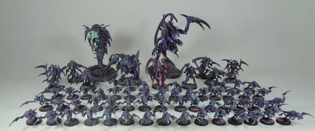 Warhammer 40.000 - ¿Qué son los tiránidos? Fotografía de un ejército de minis de tiránidos (Paintedfigs)