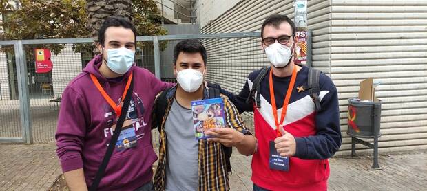 Sanz firmando ejemplares de 'Alex Kidd in Miracle World DX' en un IndieDevDay.