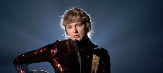 Taylor Swift canta 'Betty' en un concierto