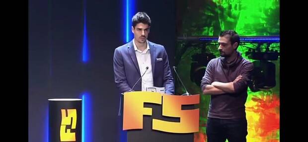 Maki acompaña a un representante de Lost Criteria Studio, el equipo de 'BlackStorm', en la recogida de un premio en el Fun & Serious Game Festival de 2019.