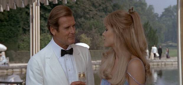 Los mejores easter eggs de 007 First Light; Roger Moore caracterizado como James Bond con el traje blanco que usa mientras utiliza el alias Saint John Smythe (A view to kill, 1985)