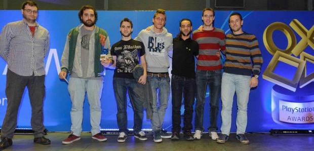 El equipo de Code Harvest recibió el Premio Playstation al mejor Arte de manos de Raúl Rubio, de Tequila Works (a la izquierda en la imagen).