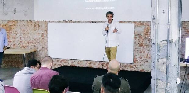 Rada presentando ante los medios 'CoolPaintr' en un evento de PlayStation Talents.