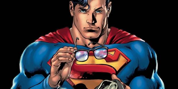 Superman sujeta sus gafas en una de las viñetas de los cómics