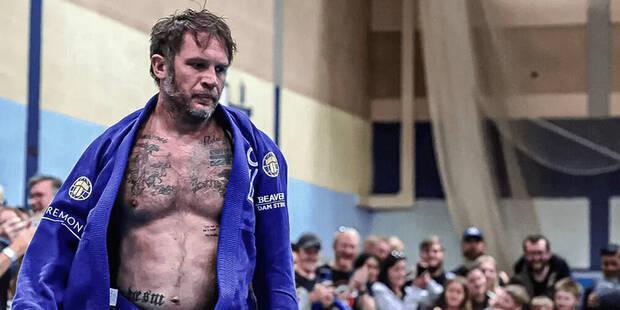 Tom Hardy haciendo ju jitsu