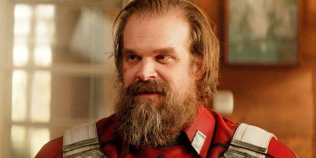 David Harbour como Guardián Rojo